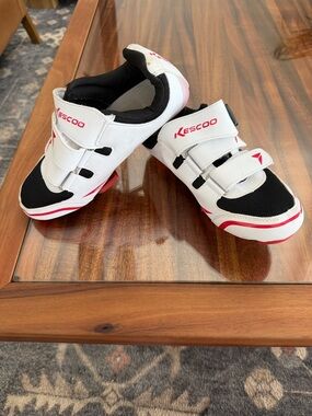 Kescoo size 6 Peleton sneaker